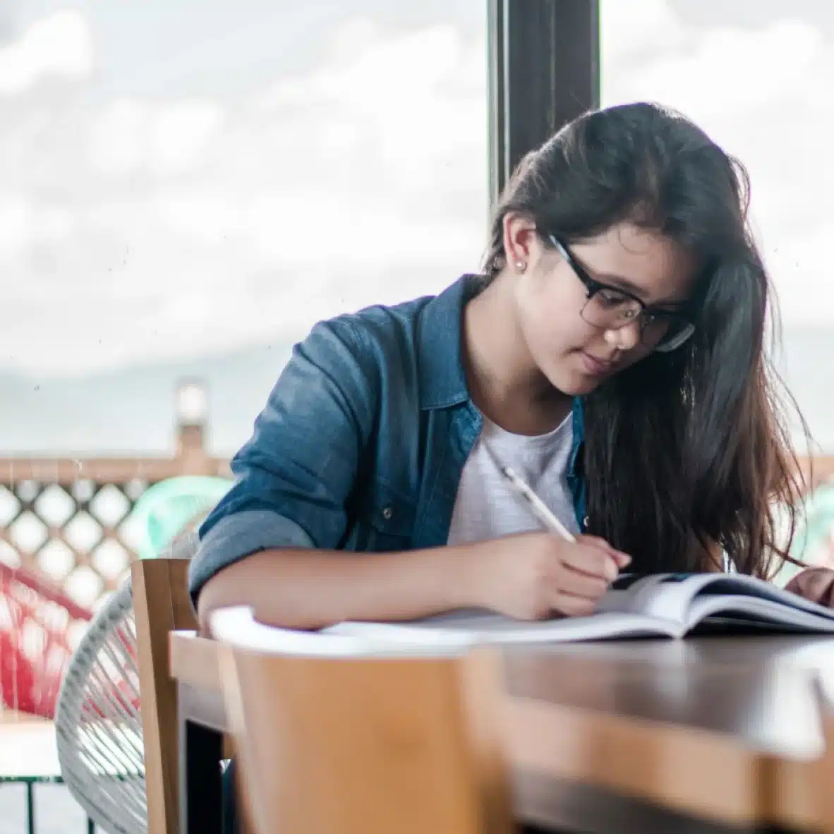 alumna preparando examen oficial de portugués CAPLE